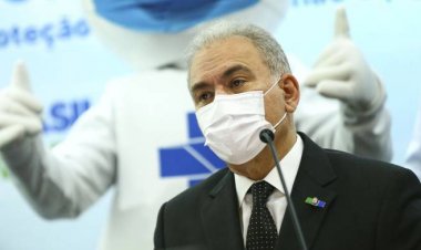 É preciso olhar o que acontece em outros países, diz ministro da Saúde